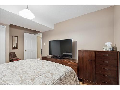 109 Dyer Drive, Wasaga Beach, ON - Indoor Photo Showing Bedroom