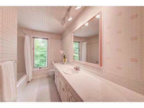 368 Warrington Drive, Waterloo, ON - Indoor Photo Showing Bathroom