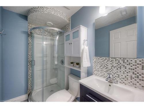 19 Billington Street, Cambridge, ON - Indoor Photo Showing Bathroom