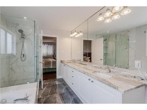 54 Hearthwood Crescent, Kitchener, ON - Indoor Photo Showing Bathroom