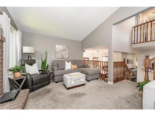10 Pipers Green Court, Kitchener, ON - Indoor Photo Showing Living Room
