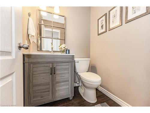 10 Pipers Green Court, Kitchener, ON - Indoor Photo Showing Bathroom
