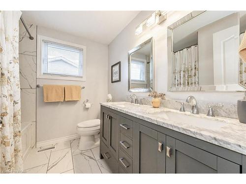 10 Pipers Green Court, Kitchener, ON - Indoor Photo Showing Bathroom