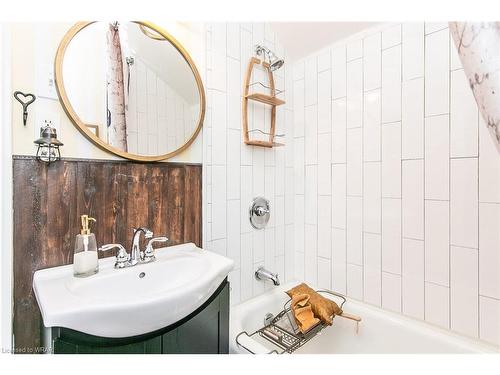 36 Portland Street, Cambridge, ON - Indoor Photo Showing Bathroom