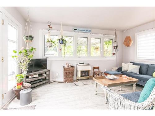 36 Portland Street, Cambridge, ON - Indoor Photo Showing Living Room