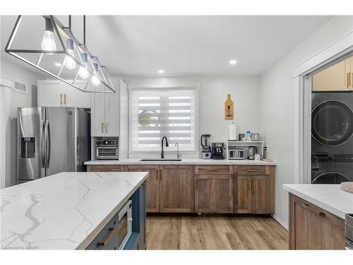 2648 Wilson Place, Innisfil, ON - Indoor Photo Showing Kitchen With Double Sink With Upgraded Kitchen