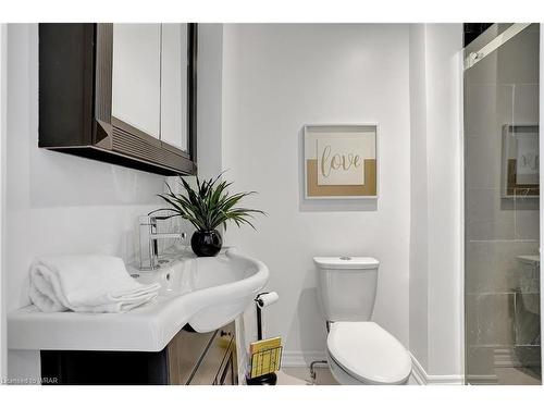 208 Jacob Street, Cambridge, ON - Indoor Photo Showing Bathroom
