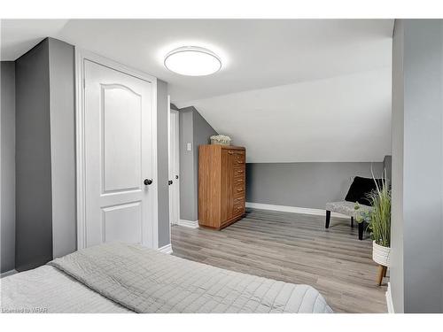 208 Jacob Street, Cambridge, ON - Indoor Photo Showing Bedroom