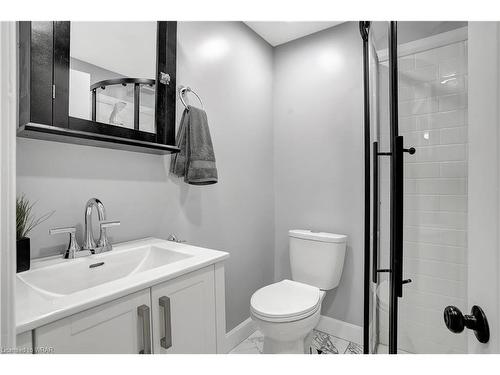 208 Jacob Street, Cambridge, ON - Indoor Photo Showing Bathroom