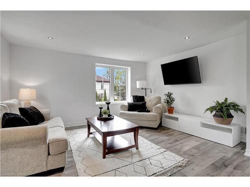 208 Jacob Street, Cambridge, ON - Indoor Photo Showing Living Room