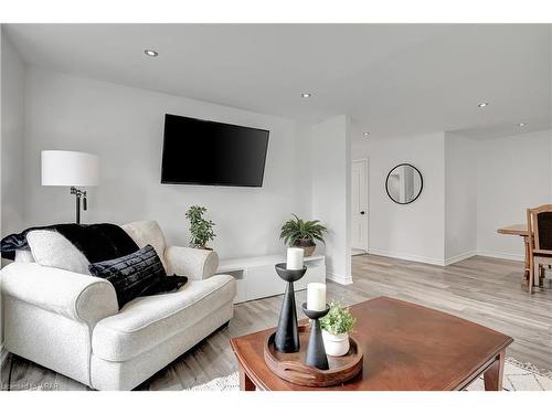 208 Jacob Street, Cambridge, ON - Indoor Photo Showing Living Room