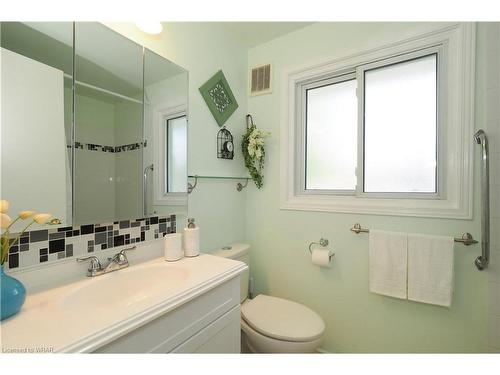 73 Henry Street, Cambridge, ON - Indoor Photo Showing Bathroom