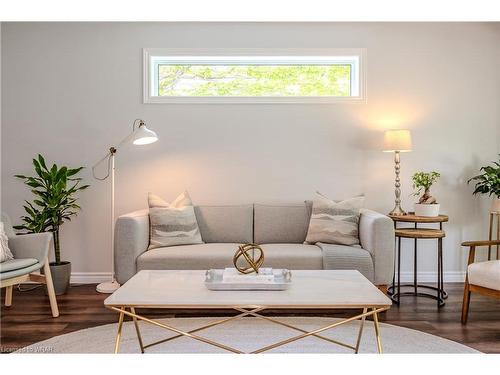 332 Pommel Gate Crescent, Waterloo, ON - Indoor Photo Showing Living Room