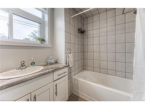 A-489 East Avenue, Kitchener, ON - Indoor Photo Showing Bathroom