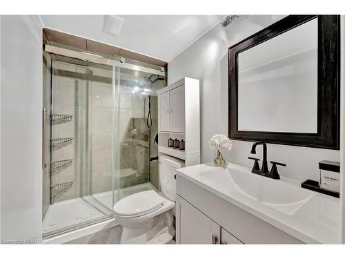 39 Hilborn Avenue, Cambridge, ON - Indoor Photo Showing Bathroom