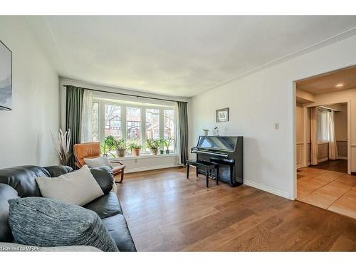 350 Pommel Gate Crescent, Waterloo, ON - Indoor Photo Showing Living Room