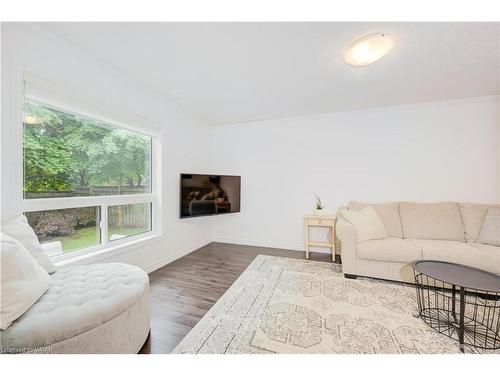 83 Drumlin Drive, Cambridge, ON - Indoor Photo Showing Living Room