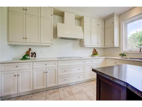 320 Sims Estate Drive, Kitchener, ON - Indoor Photo Showing Kitchen