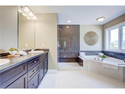 320 Sims Estate Drive, Kitchener, ON - Indoor Photo Showing Bathroom