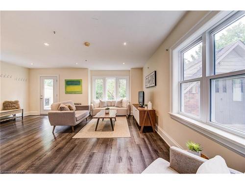 100 Earl Street, Kitchener, ON - Indoor Photo Showing Living Room