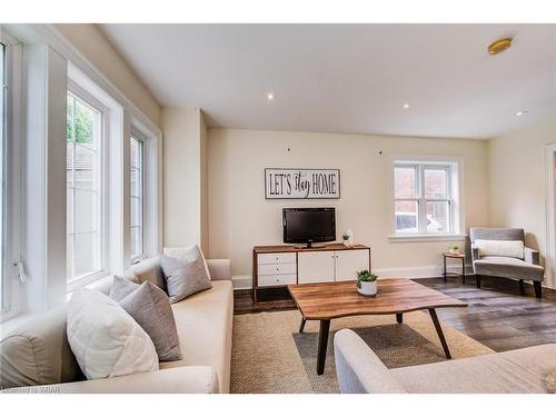 100 Earl Street, Kitchener, ON - Indoor Photo Showing Living Room
