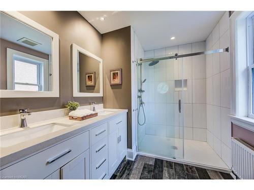 100 Earl Street, Kitchener, ON - Indoor Photo Showing Bathroom