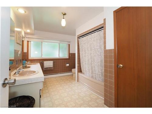 54 Evelyn Crescent, Kitchener, ON - Indoor Photo Showing Bathroom