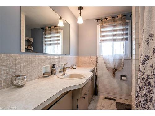 425 Franklin Street N, Kitchener, ON - Indoor Photo Showing Bathroom