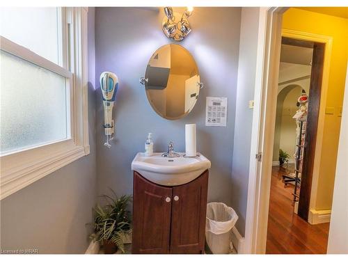 11 Belmont Avenue W, Kitchener, ON - Indoor Photo Showing Bathroom