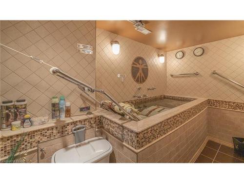 11 Belmont Avenue W, Kitchener, ON - Indoor Photo Showing Bathroom