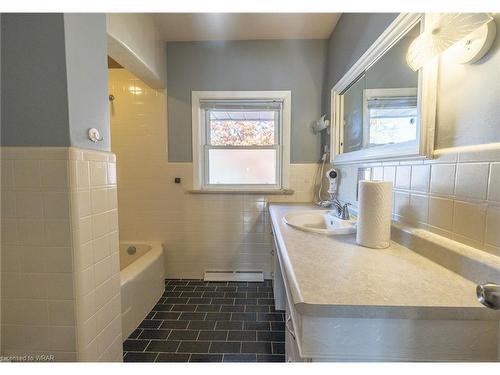 11 Belmont Avenue W, Kitchener, ON - Indoor Photo Showing Bathroom