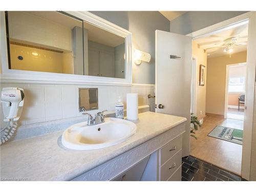 11 Belmont Avenue W, Kitchener, ON - Indoor Photo Showing Bathroom