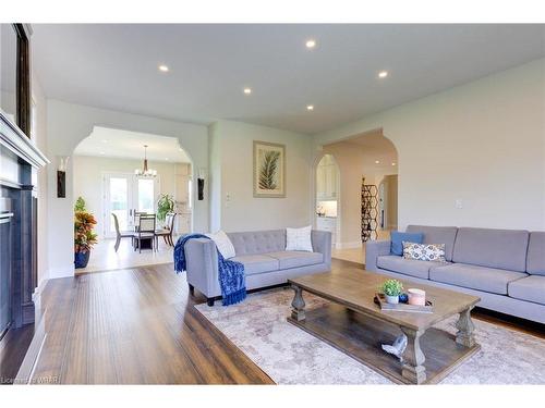 230 Carter Road, Puslinch, ON - Indoor Photo Showing Living Room