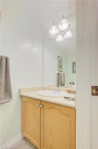 32 Mcnichol Drive, Cambridge, ON - Indoor Photo Showing Bathroom