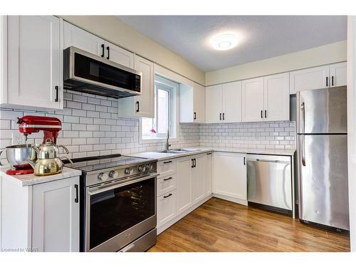 379 Hidden Creek Drive, Kitchener, ON - Indoor Photo Showing Kitchen With Double Sink With Upgraded Kitchen