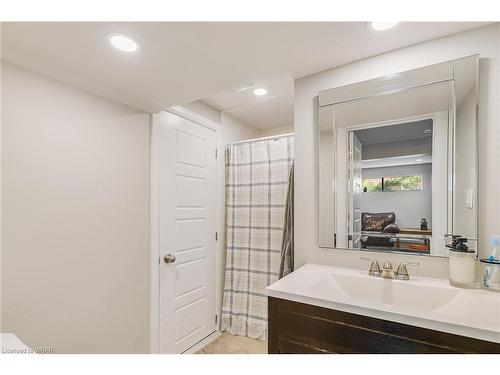 38 Black Walnut Drive, Kitchener, ON - Indoor Photo Showing Bathroom