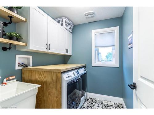 927 Moore Street, Cambridge, ON - Indoor Photo Showing Laundry Room