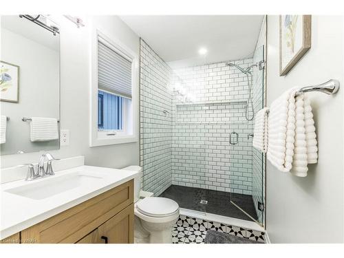 927 Moore Street, Cambridge, ON - Indoor Photo Showing Bathroom