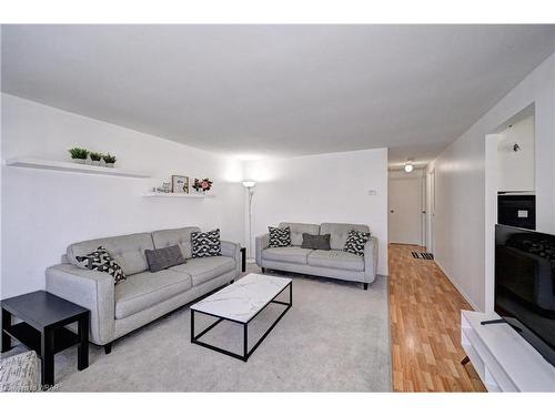 15 Cluthe Crescent, Kitchener, ON - Indoor Photo Showing Living Room