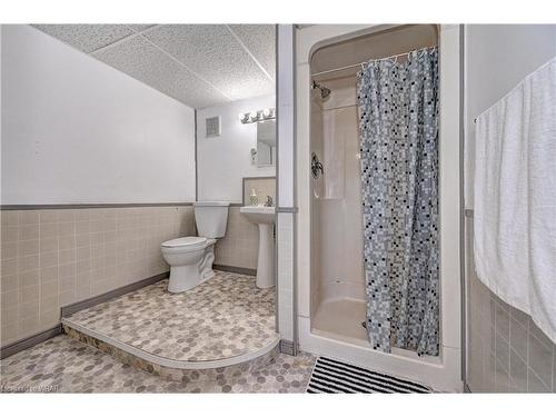 15 Cluthe Crescent, Kitchener, ON - Indoor Photo Showing Bathroom