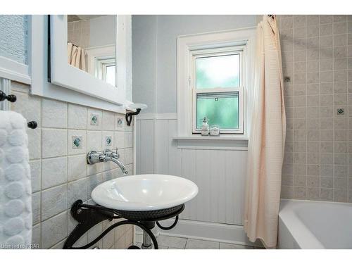 34 Moore Avenue N, Waterloo, ON - Indoor Photo Showing Bathroom