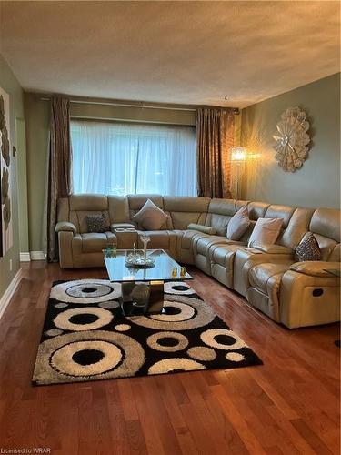 486B Kingscourt Drive, Waterloo, ON - Indoor Photo Showing Living Room