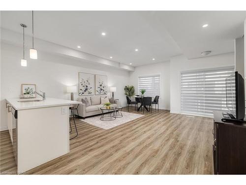 57-51 Sparrow Avenue, Cambridge, ON - Indoor Photo Showing Living Room