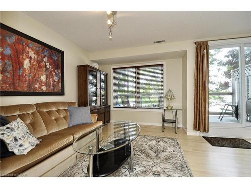 59-245 Bishop Street S, Cambridge, ON - Indoor Photo Showing Living Room