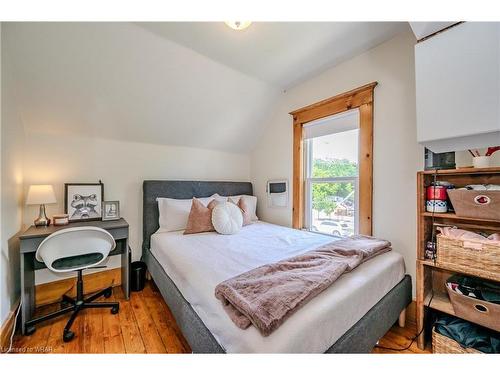 141 Park Street, Waterloo, ON - Indoor Photo Showing Bedroom