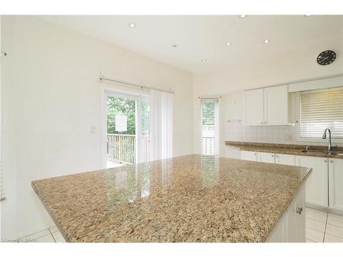 184 Hidden Creek Drive, Kitchener, ON - Indoor Photo Showing Kitchen