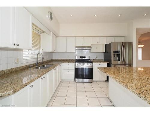 184 Hidden Creek Drive, Kitchener, ON - Indoor Photo Showing Kitchen With Double Sink With Upgraded Kitchen