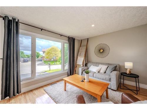65 Cluthe Crescent, Kitchener, ON - Indoor Photo Showing Living Room