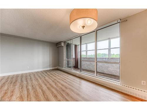 810-225 Harvard Place, Waterloo, ON - Indoor Photo Showing Other Room