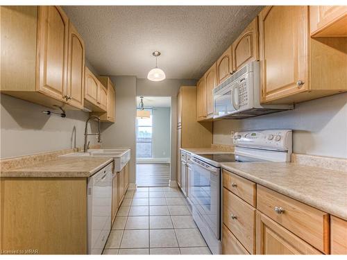 810-225 Harvard Place, Waterloo, ON - Indoor Photo Showing Kitchen